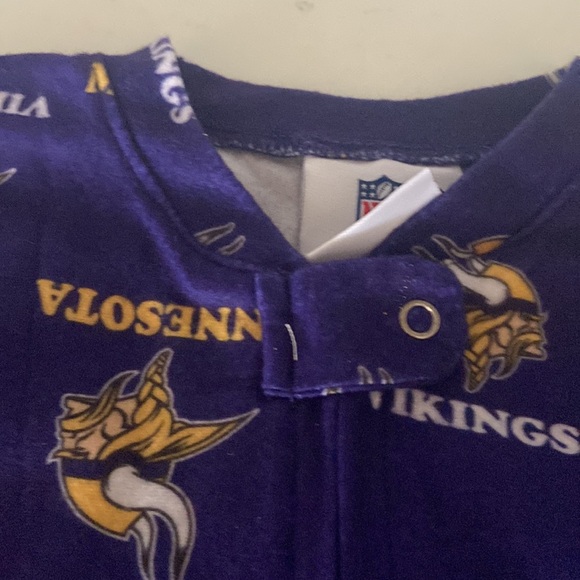 Minnesota Vikings zip up footed pajamas NWT 12 months from NFL Team Apparel - Picture 7 of 8